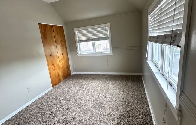 2 beds, 1 bath, $2,000, Unit 5