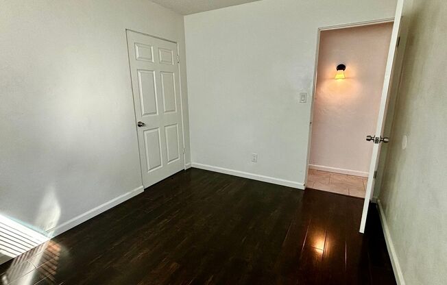 2 beds, 1 bath, $2,000, Unit E