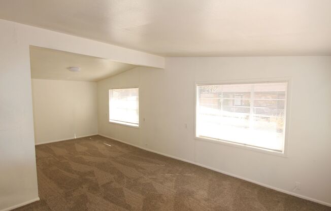 Bright 3-Bedroom Single-Story Duplex with Garage | 1,166 Sq Ft | Great Flagstaff Location