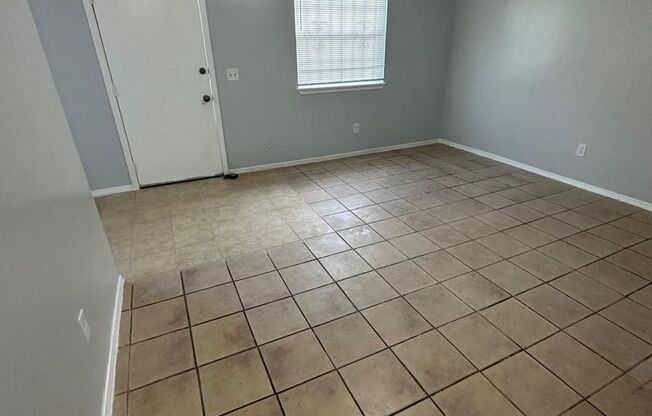 2 beds, 1 bath, 750 sqft, $950, Unit Unit 3