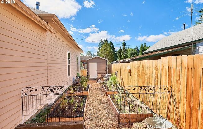 3BD/2BTH Historical Home in Newberg!