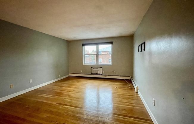 1 bed, 1 bath, 715 sqft, $1,900, Unit 9