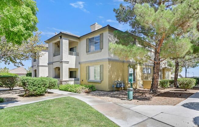 1 Bedroom Condo in Gated Community With Lots of Shopping Nearby