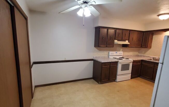 2 beds, 1 bath, 850 sqft, $850, Unit #6