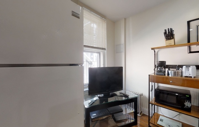 Studio, 1 bath, 400 sqft, $3,180, Unit 4FF