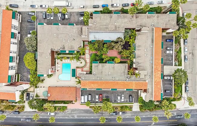 JUST BLOCKS TO THE BEAUTIFUL WIND AND SEA BEACHES!