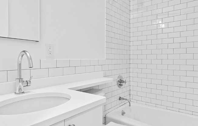 1 bed, 1 bath, $4,650, Unit 23H