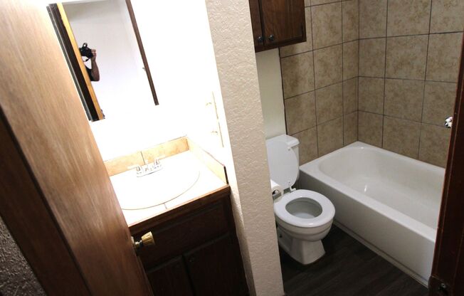 2 beds, 1 bath, 850 sqft, $850, Unit 11B