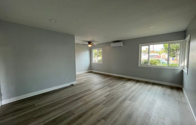 Remodeled & MOVE IN READY 2+1 duplex in Panorama City FOR LEASE!