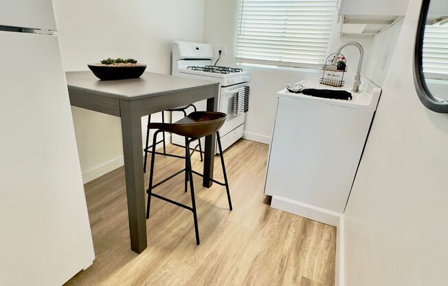 Studio, 1 bath, 320 sqft, $1,650, Unit 1605-11