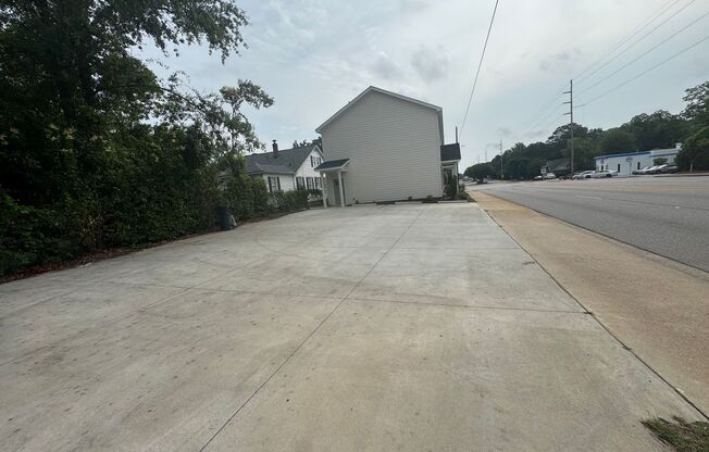 Modern Townhome in Rosewood – Walk to USC, Dining & More!