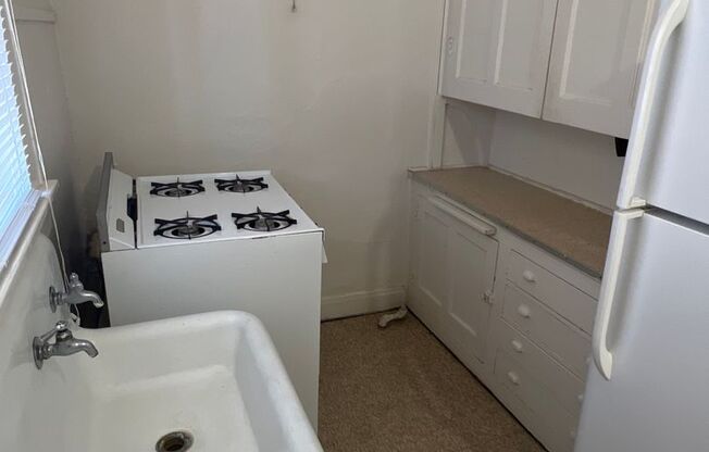 Studio, 1 bath, 400 sqft, $645, Unit 13