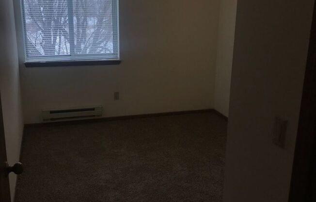 3 beds, 1 bath, 1,040 sqft, $1,695, Unit 3164-303