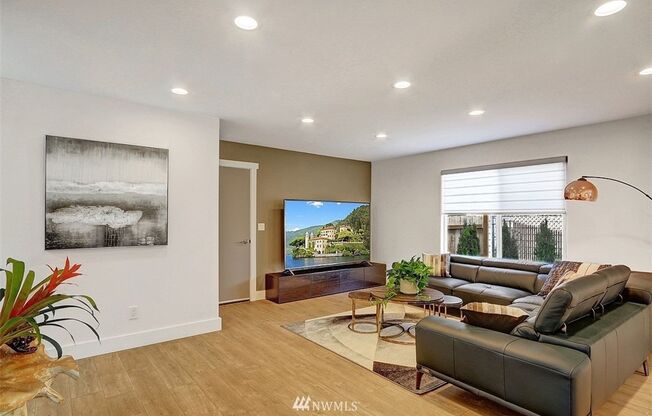 Beautifully remodeled 4bd, 3ba home in EVERETT!!
