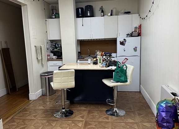 3 beds, 1 bath, 800 sqft, $3,650, Unit 2