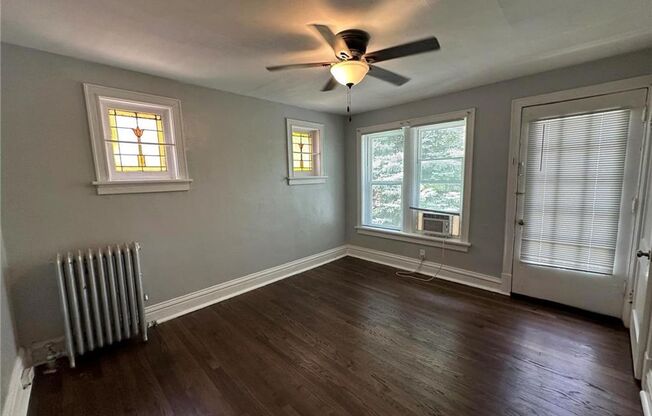 2 beds, 1 bath, 888 sqft, $925, Unit Lindenwood Ave 4950-A