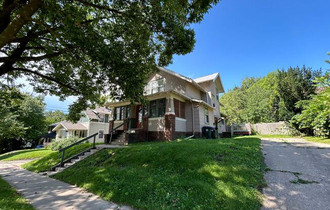 $1,800 | 3 Bedroom, 2 Bathroom Multi Floor House | Cat Friendly* | Available for August 1st, 2026 Move In!