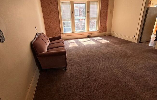 3 beds, 1 bath, $1,195, Unit A