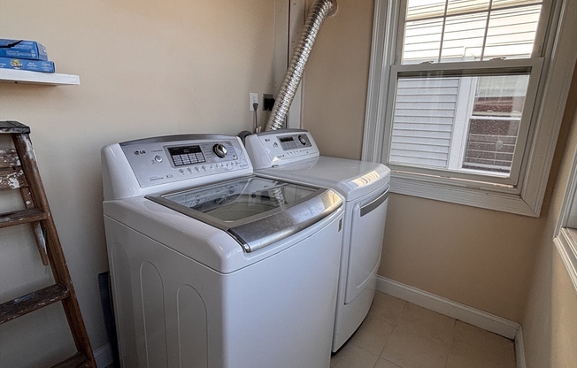 3 beds, 1 bath, 1,250 sqft, $3,200, Unit 2