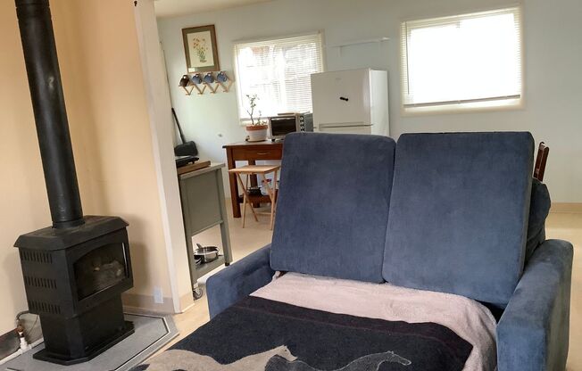 STUDIO IN ASHLAND/ PARTIALLY FURNISHED