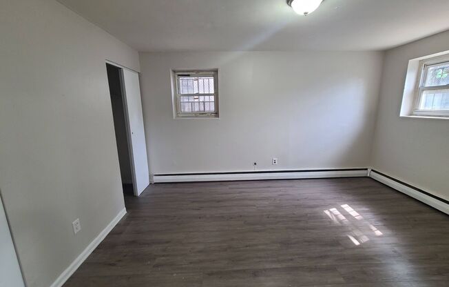 2 beds, 1 bath, $1,250, Unit A1