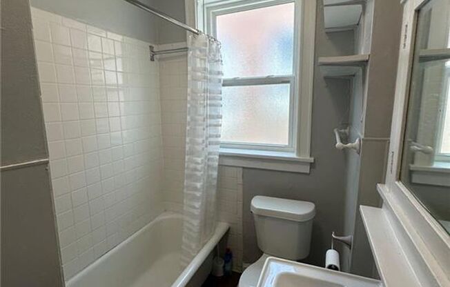 2 beds, 1 bath, 888 sqft, $925, Unit Lindenwood Ave 4950-A