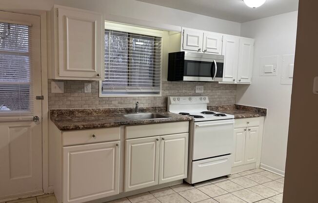 1 bed, 1 bath, $885, Unit 9