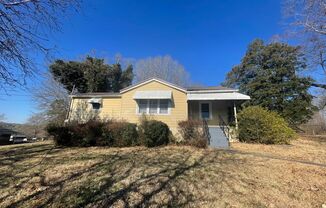Adorable 3 bedroom 1 bath home Located in Hickory
