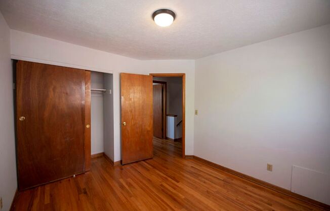 2 beds, 1 bath, $995, Unit 1985 B