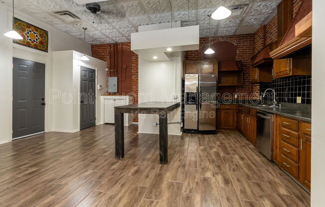 518 E DOUGLAS AVE
