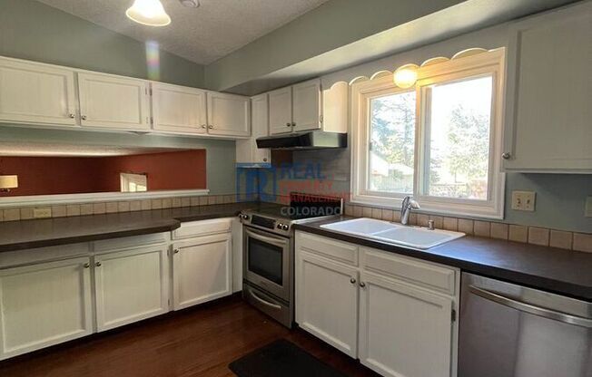 3207 CAMELOT DR