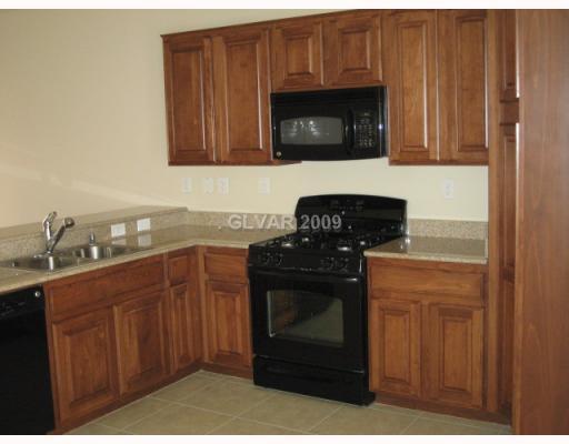 Freshly Painted 3 Bedrooms Home in Gated Mountains Edge Community.INCLUDE SOME UTILITIES