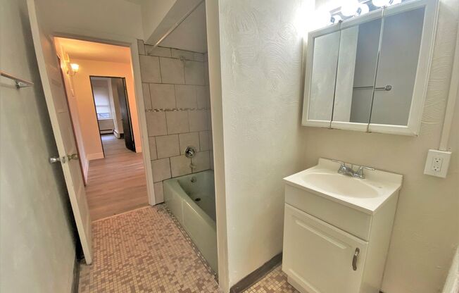 1 bed, 1 bath, $985, Unit 6