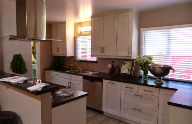 Beautiful 3bd Single Story House With In-unit Laundry