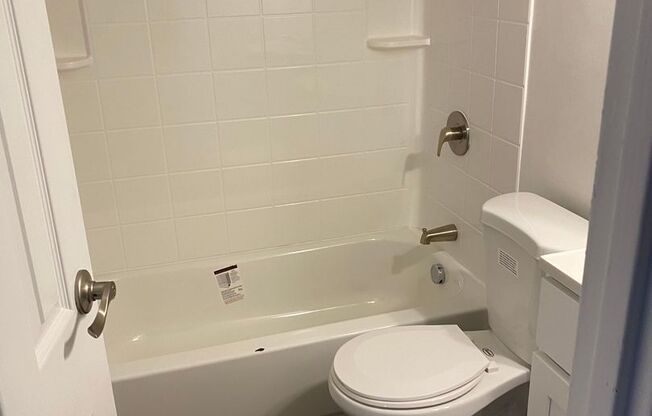2 beds, 1 bath, 750 sqft, $1,305, Unit 114-6123