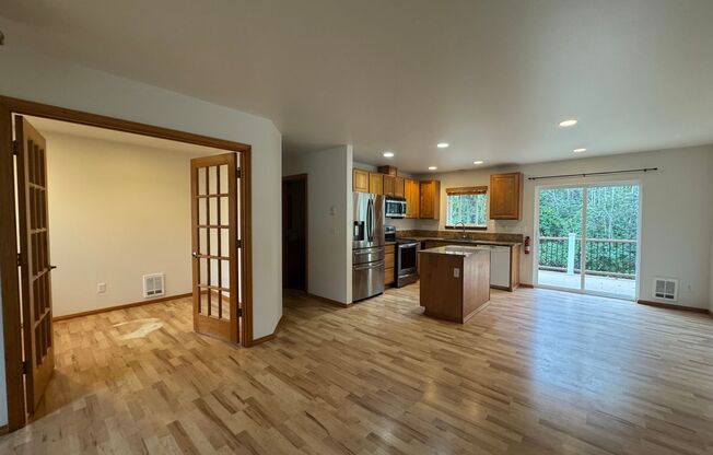 desirable Driftwood Keys daylight rambler...main floor primary suite