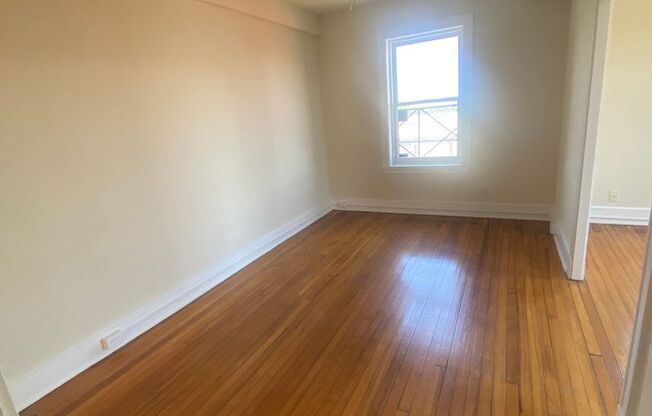 2 beds, 1 bath, 1,015 sqft, $1,825, Unit 17
