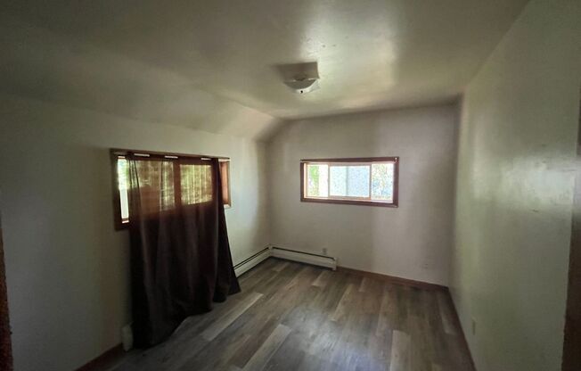 3 beds, 1 bath, 942 sqft, $995