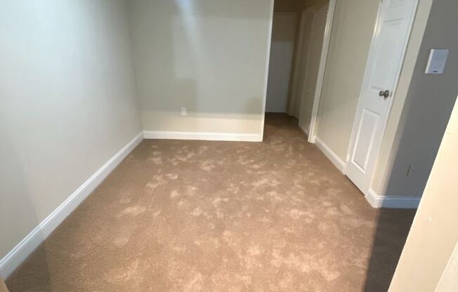 1 bed, 1 bath, 734 sqft, $1,420, Unit J10