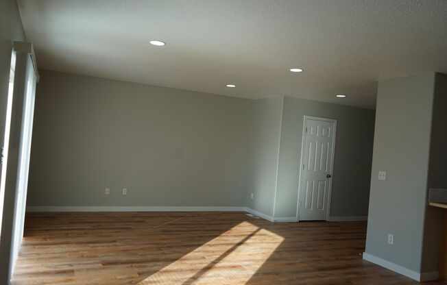 Spacious 3 bedroom Walnut Grove Town House for Lease - 10513 NE 63rd St