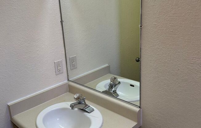 2 beds, 2 baths, 957 sqft, $1,015, Unit 87