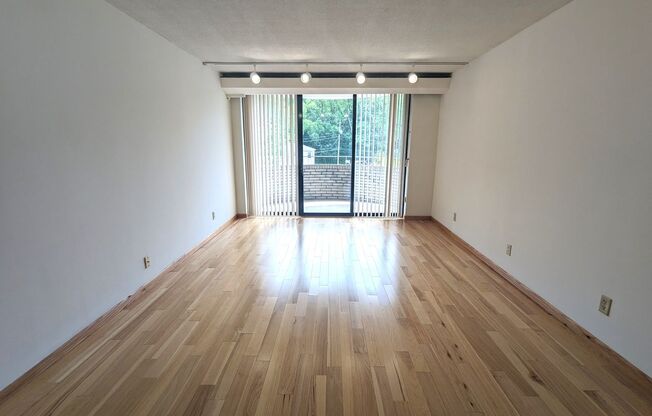 2 beds, 1 bath, $1,795, Unit 604