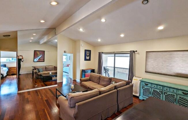 Beautiful 2bed + 2bath Condo located on a Mature Tree-lined Street in the Heart of Santa Monica.