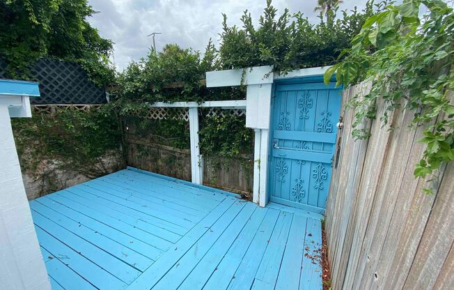 Beautiful large studio 2 blocks from the beach