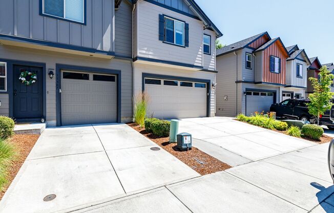 End-Unit Townhome - Modern Finishes, Air Conditioning, Garage!