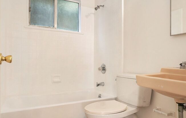 2 beds, 1 bath, $2,200, Unit B