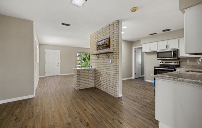 106 AURORA ST E