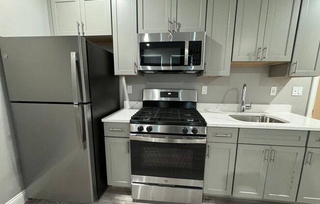 Studio, 1 bath, 300 sqft, $1,700, Unit 406