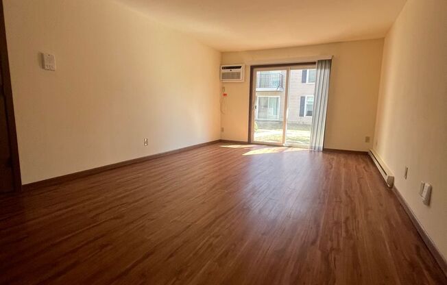 2 beds, 1 bath, 965 sqft, $1,715, Unit 7733CA