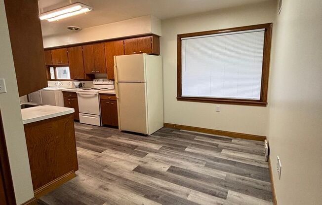 4 beds, 1.5 baths, $1,295, Unit Main floor